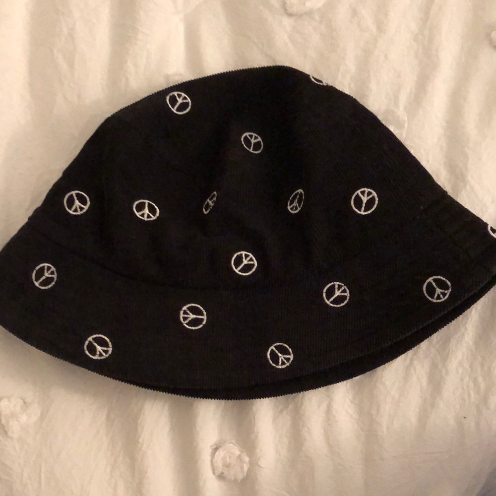 FOREVER 21 PEACE BUCKET HAT